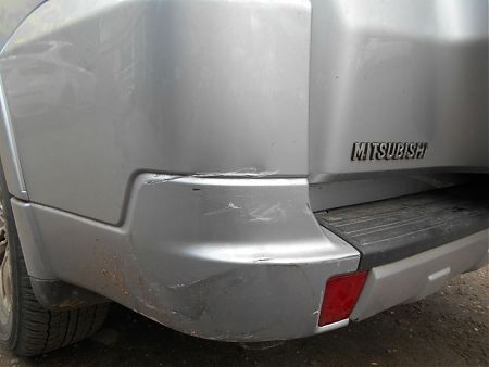 Повреждения на заднем бампере Mitsubishi Pajero